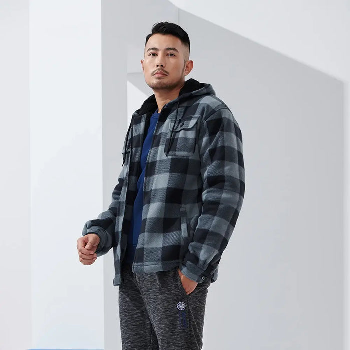 Mann in kariertem Flanellhemd mit Kapuze, graue Jogginghose, lässiger Look, moderne Herrenmode, urbaner Stil, Indoor-Aufnahme.