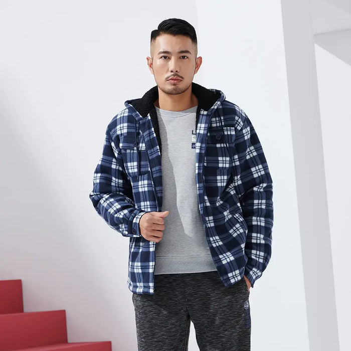 Ein Mann trägt eine blau-weiß karierte Jacke mit Kapuze, graues Shirt und graue Jogginghose. Modetrend, Herrenmode, Freizeitkleidung.