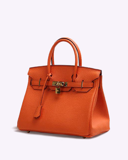 Orangefarbene Luxushandtasche aus Leder mit goldener Schließe, elegant und stilvoll, ideal für Damenmode und Accessoires.