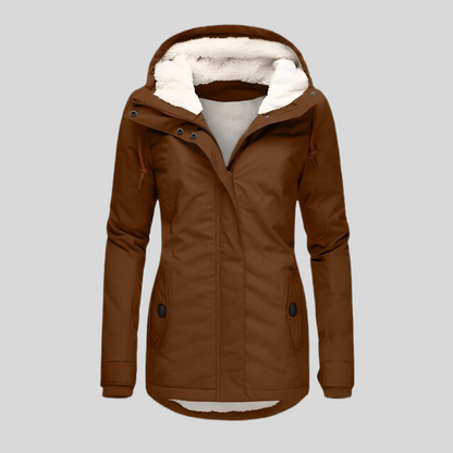 Braune Damen-Winterjacke mit Kapuze und weißem Futter, warm gefüttert, modisch, ideal für kalte Temperaturen, stilvolle Outdoor-Bekleidung.