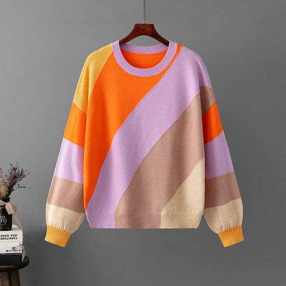 Bunter Damenpullover mit geometrischem Muster in Orange, Lila und Beige, aus weichem Strickmaterial. Modischer Herbst-Winter-Look.