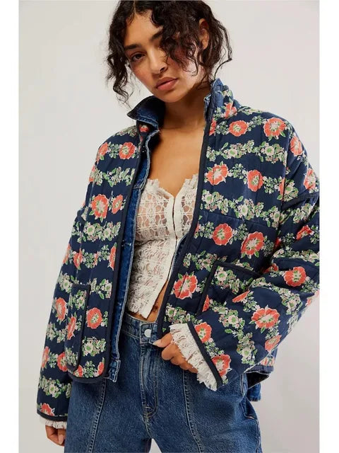 Frau trägt geblümte Jacke, Spitzenoberteil und Jeans. Modetrend, Damenmode, lässiger Stil, florales Design, Streetwear-Look.