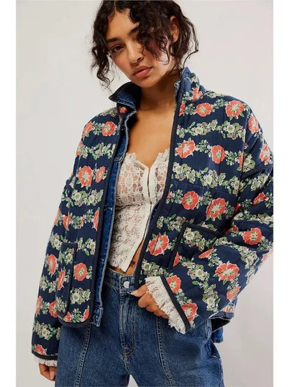 Frau trägt geblümte Jacke, Spitzenoberteil und Jeans. Modetrend, Damenmode, lässiger Stil, florales Design, Streetwear-Look.