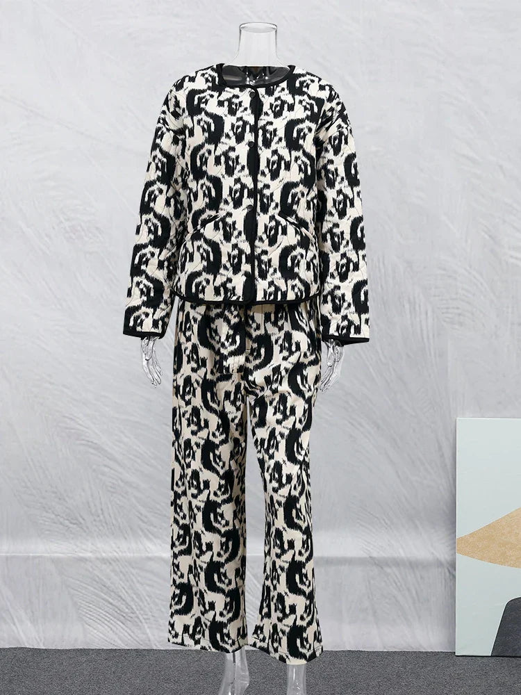 Schwarz-weißer Damenanzug mit abstraktem Muster auf Schaufensterpuppe, modisches Design, eleganter Look, ideal für Herbst/Winter-Kollektionen.