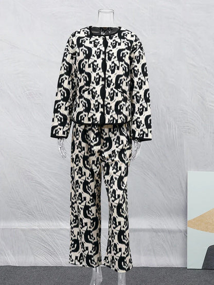 Schwarz-weißer Damenanzug mit abstraktem Muster auf Schaufensterpuppe, modisches Design, eleganter Look, ideal für Herbst/Winter-Kollektionen.