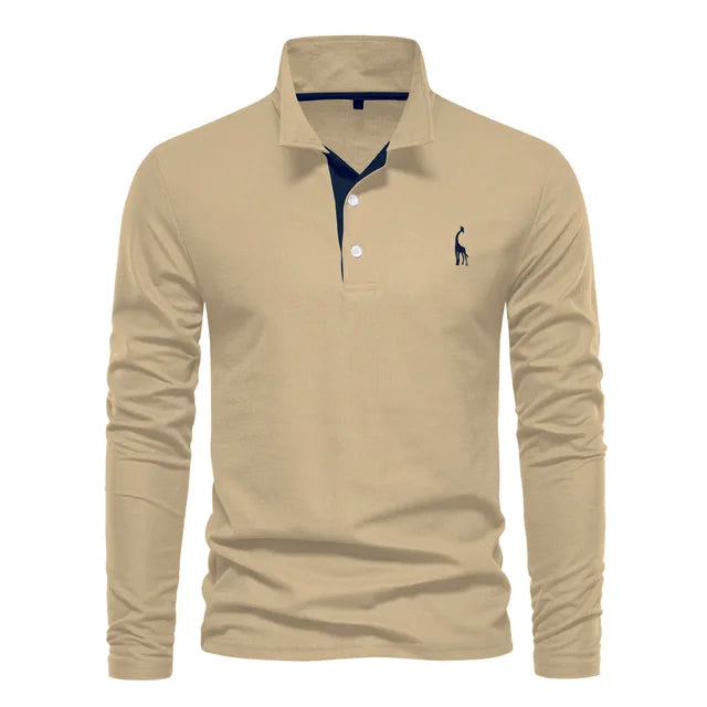 Beiges Langarm-Poloshirt mit Knopfleiste und gesticktem Logo. Herrenmode, elegantes Design, ideal für Freizeit und Business.