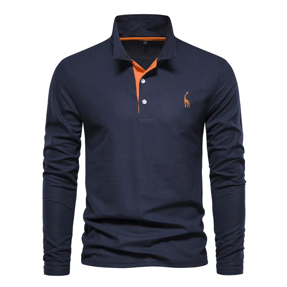 Dunkelblaues Langarm-Poloshirt mit orangefarbenem Kragen und Knopfleiste, gesticktes Logo auf der Brust. Elegante Herrenmode, Freizeitkleidung.