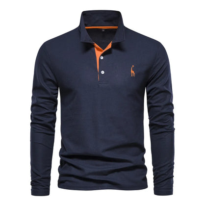 Dunkelblaues Langarm-Poloshirt mit orangefarbenem Kragen und Knopfleiste, gesticktes Logo auf der Brust. Elegante Herrenmode, Freizeitkleidung.