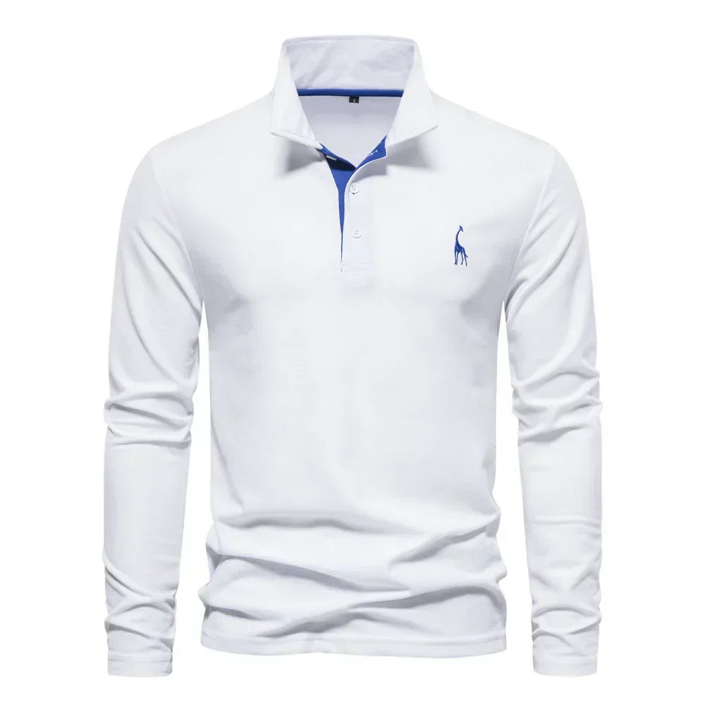 Weißes Langarm-Poloshirt mit blauem Kragen und gesticktem Logo. Herrenmode, elegantes Design, Freizeitkleidung, stilvolles Oberteil.
