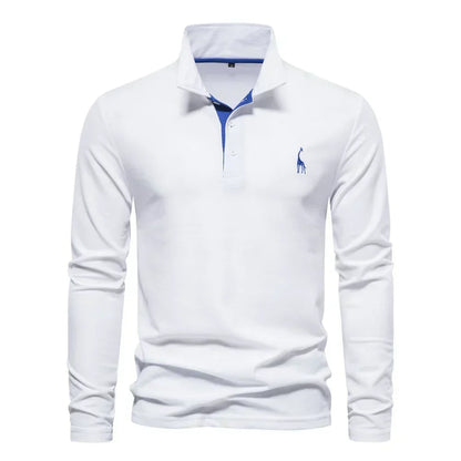 Weißes Langarm-Poloshirt mit blauem Kragen und gesticktem Logo. Herrenmode, elegantes Design, Freizeitkleidung, stilvolles Oberteil.