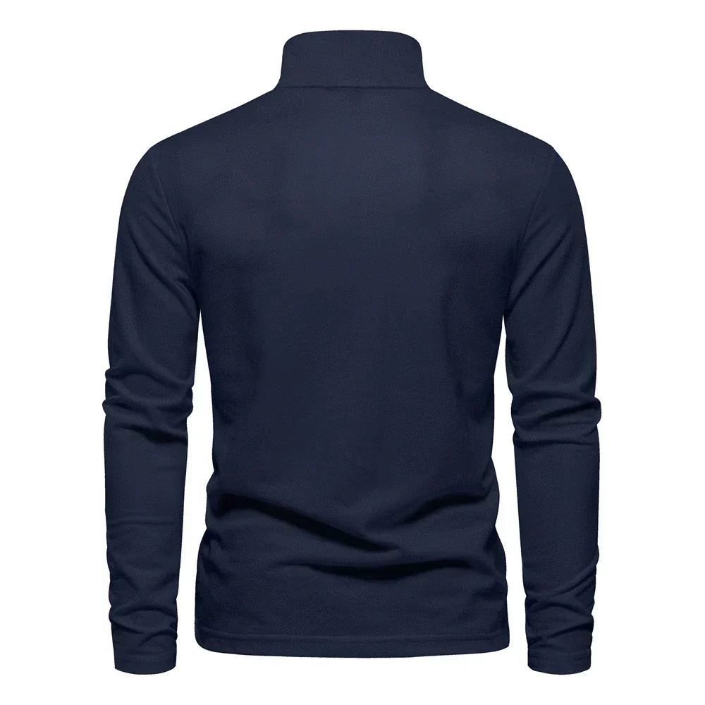 Dunkelblauer Herrenpullover mit Stehkragen, langärmelig, Rückansicht. Modischer, bequemer Pullover für Herbst und Winter.