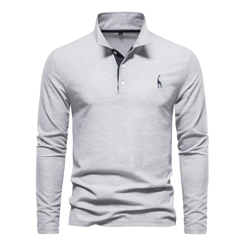 Graues Langarm-Poloshirt für Herren mit Knopfleiste und gesticktem Giraffen-Logo. Stilvolles, elegantes Design, ideal für Freizeit und Büro.