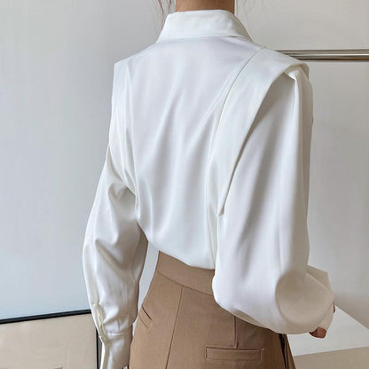 Weiße Bluse Damen, Rückansicht, elegantes Design, lange Ärmel, kombiniert mit braunem Rock, Büro-Outfit, modische Damenbekleidung.