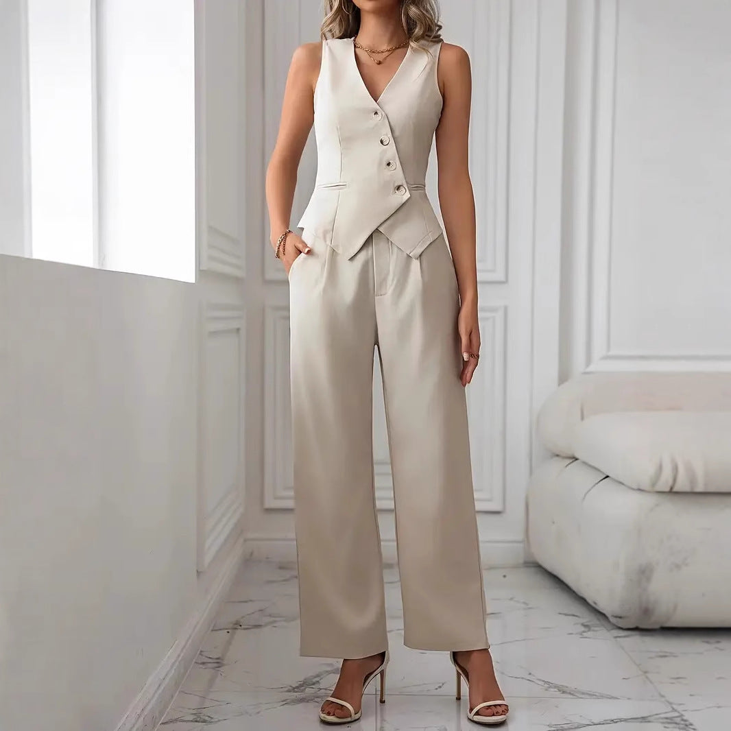 Frau in eleganter, cremefarbener Weste und Hose, steht in modernem, minimalistischem Wohnzimmer. Mode, Damenbekleidung, stilvoller Look.