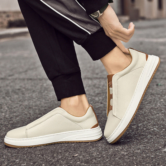 Herren-Slip-On-Schuhe mit flacher Sohle, Gummiaußensohle und handgenähten Details