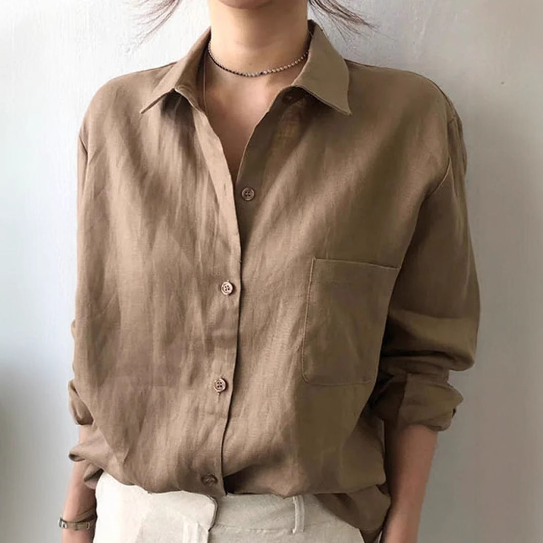 Braune Leinenbluse für Damen, lässig und elegant, mit Knopfleiste und Brusttasche, ideal für Frühling und Sommermode.