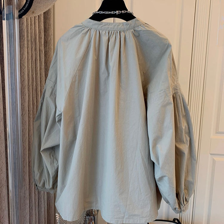 Beige Bluse mit Puffärmeln, Rückansicht. Modetrend, Damenbekleidung, elegantes Design, lässiger Stil, hochwertige Stoffe.