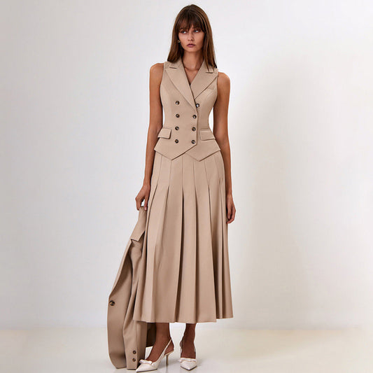 Frau in eleganter, ärmelloser, beiger Weste mit Faltenrock und passendem Mantel. Modetrend, Damenmode, stilvolles Outfit, Business-Look.