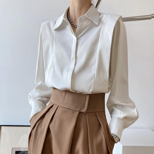 Elegante Frau in weißer Bluse und braunem Rock, modisches Business-Outfit, stilvolle Damenmode, zeitloser Look, Büro-Mode-Trend.