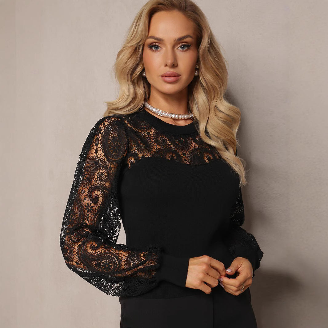 Blonde Frau in schwarzem Spitzenpullover mit langen Ärmeln, elegantem Design und Perlenkette, vor grauer Wand. Mode, Damenbekleidung, Eleganz.