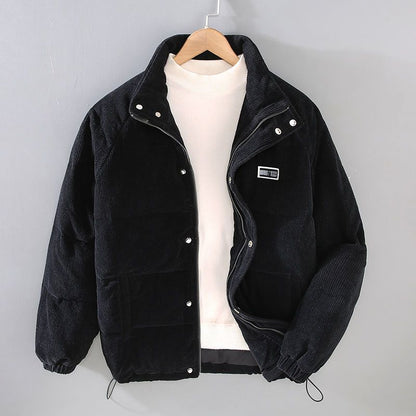 Isolierte Winterjacke mit warmem Futter und minimalistischem Design