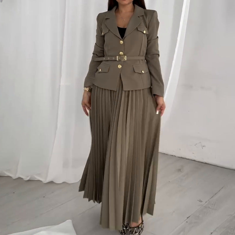 Frau in elegantem, olivgrünem Blazer mit Gürtel und plissiertem Maxirock, modisches Outfit, Business-Look, stilvolle Damenmode, weißer Hintergrund.