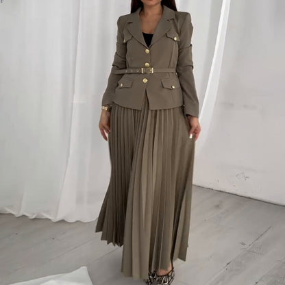 Frau in elegantem, olivgrünem Blazer mit Gürtel und plissiertem Maxirock, modisches Outfit, Business-Look, stilvolle Damenmode, weißer Hintergrund.