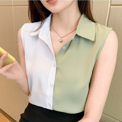 Frau trägt ärmellose Bluse in Weiß und Grün, hält gelbes Smartphone. Modetrend, Sommeroutfit, stilvolle Damenbekleidung.