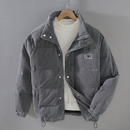 Isolierte Winterjacke mit warmem Futter und minimalistischem Design