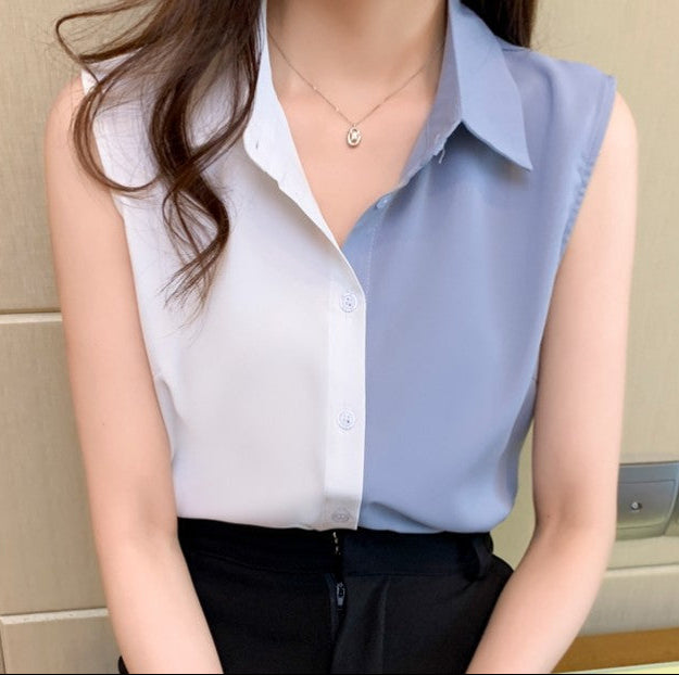 Frau trägt ärmellose Bluse in Blau und Weiß, kombiniert mit schwarzer Hose. Modetrend, Sommeroutfit, elegante Damenbekleidung.