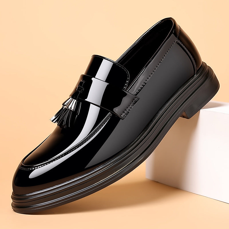 Schwarzer Lackleder-Loafer mit Quasten, elegantes Design, rutschfeste Sohle, ideal für formelle Anlässe und Business-Outfits.