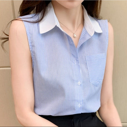 Frau trägt ärmellose, blau-weiß gestreifte Bluse mit Kragen und Brusttasche. Elegante Damenmode, ideal für Büro oder Freizeit.