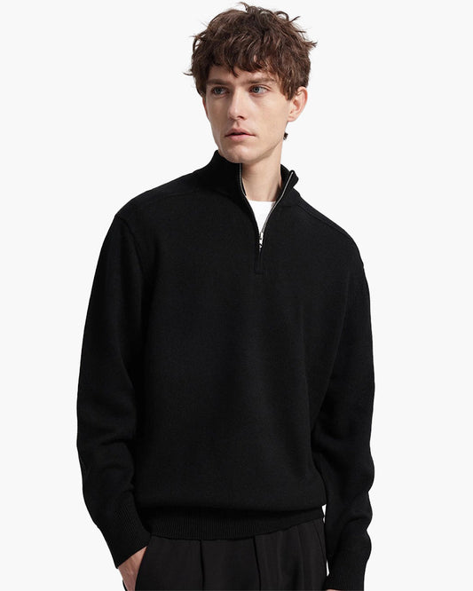 Junger Mann in schwarzem Pullover mit Reißverschluss, modischer Herrenpullover, stilvolle Winterbekleidung, lässiger Look, Mode für Männer.