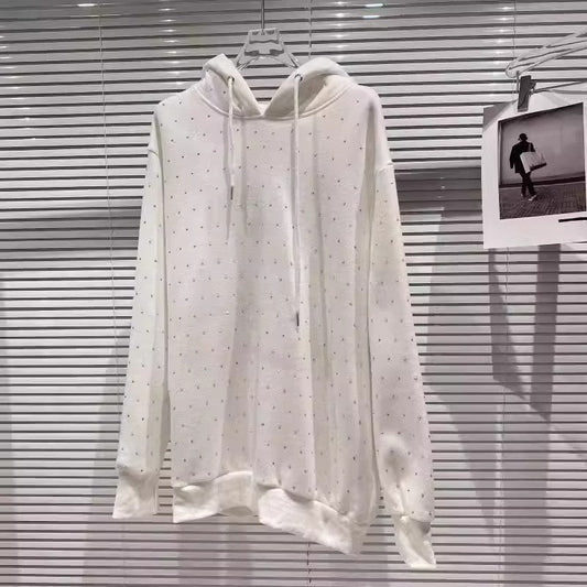Weißer Hoodie mit dezentem Punktmuster, hängend vor Jalousien. Modischer Kapuzenpullover, ideal für lässige Outfits und Streetwear.