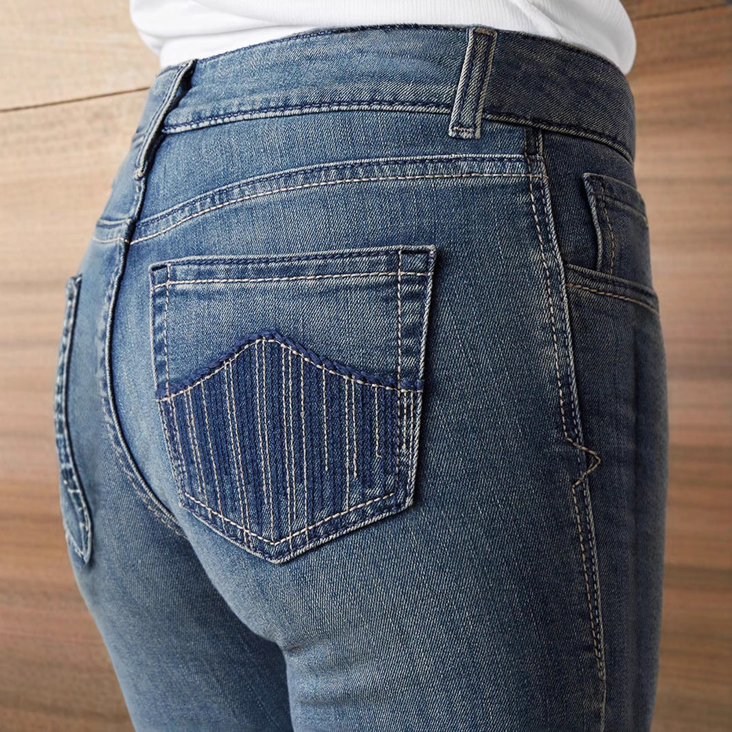 Damenjeans in Nahaufnahme, blaue Denim-Hose mit Gesäßtaschen, modische Freizeitkleidung, Detailansicht, Textur und Nähte sichtbar.