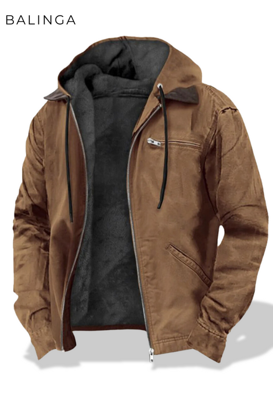 Braune Herrenjacke mit Kapuze, Reißverschluss und Brusttasche. Modische Outdoor-Bekleidung, ideal für Herbst und Winter. Marke: Balinga.