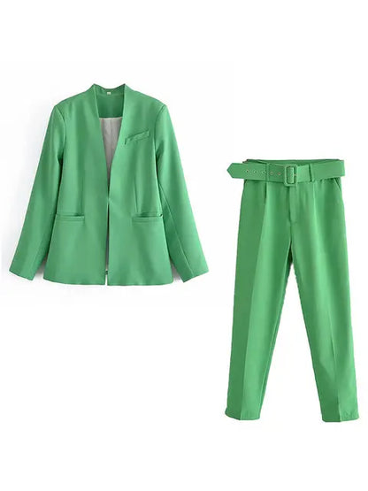 Grüner Damenanzug mit Gürtel, bestehend aus Blazer und Hose. Eleganter Business-Look, modisch und stilvoll für Büro und formelle Anlässe.