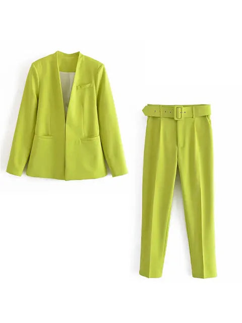 Grüner Damenanzug mit Blazer und Hose, modisch und elegant, ideal für Büro und Business, hochwertiges Material, stilvoller Look.