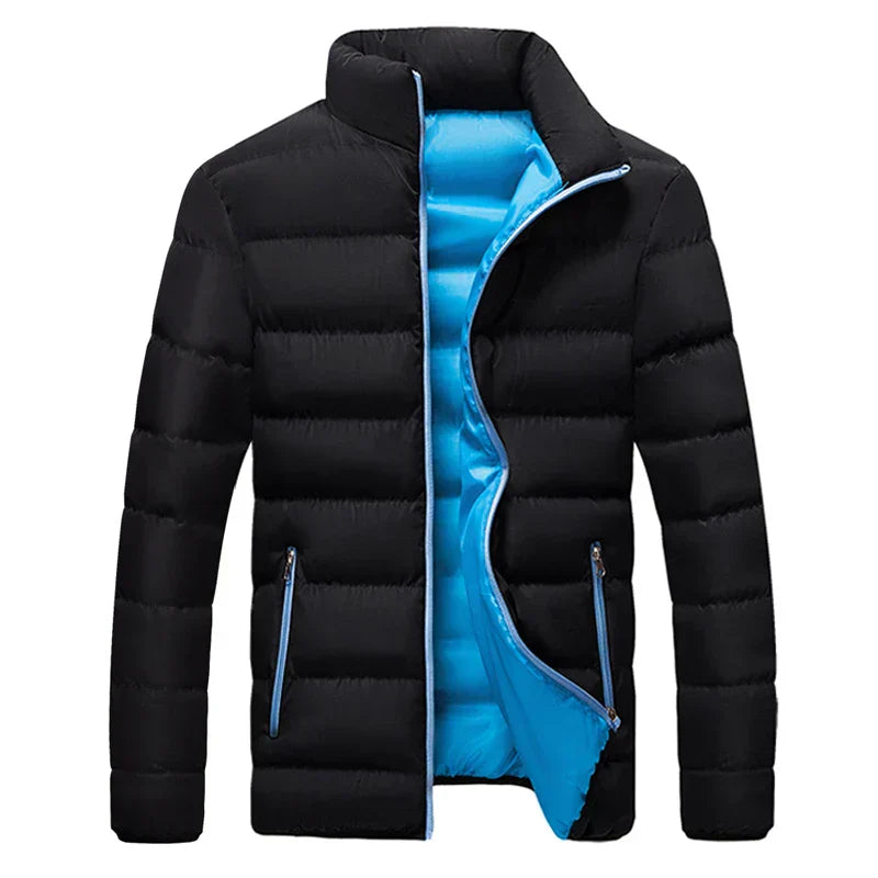 Schwarze Daunenjacke mit blauem Innenfutter, Stehkragen und Reißverschlusstaschen. Modische Winterjacke für Herren, warm und stilvoll.