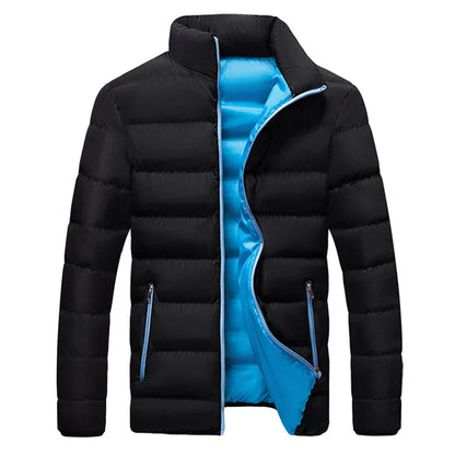 Schwarze Daunenjacke mit blauem Innenfutter, Stehkragen und Reißverschlusstaschen. Modische Winterjacke für Herren, warm und stilvoll.