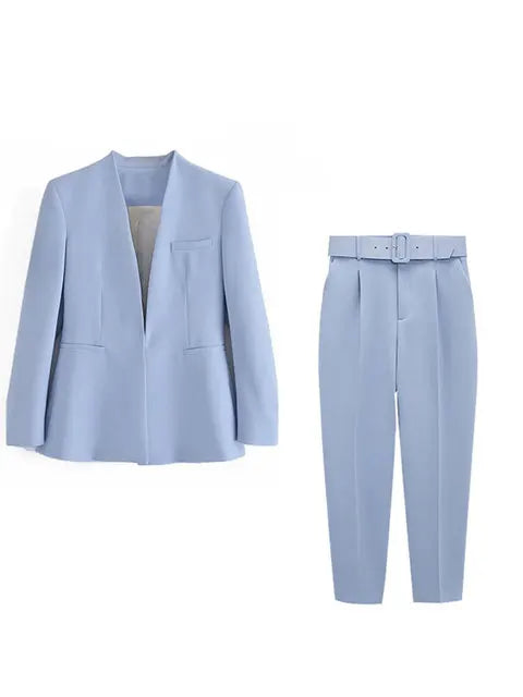 Hellblauer Damenanzug mit tailliertem Blazer und passender Hose, elegantes Business-Outfit, modische Damenbekleidung, stilvoll und professionell.