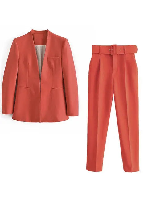Roter Damenanzug mit Blazer und Hose, elegantes Design, modische Businesskleidung, hochwertiger Stoff, ideal für Büro und formelle Anlässe.