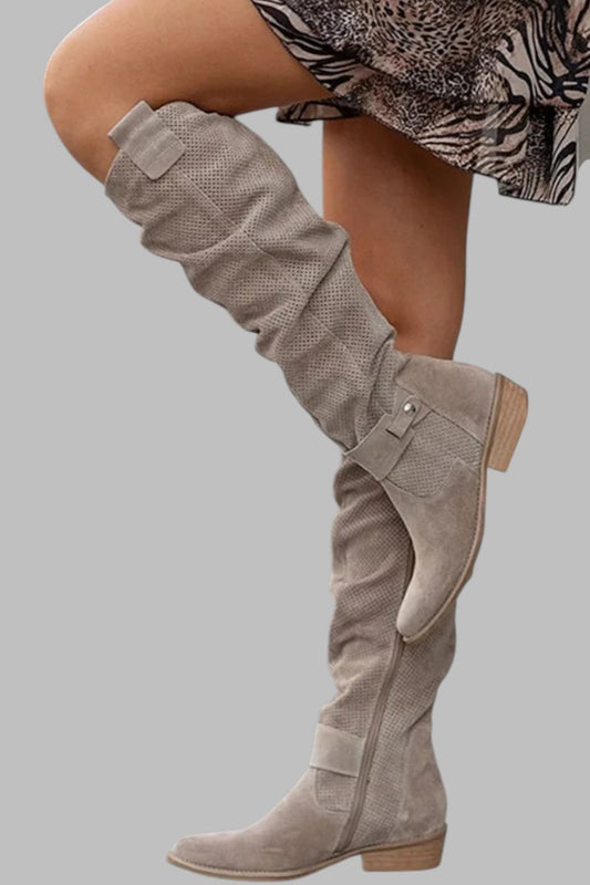 Damenmode: Beige Overknee-Stiefel aus Wildleder mit flachem Absatz, kombiniert mit gemustertem Rock. Trendige Herbst- und Wintermode.