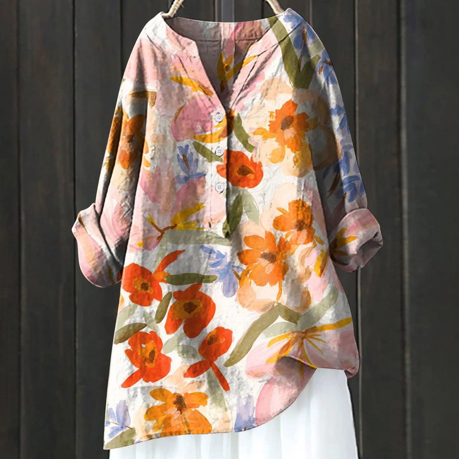 Blumige Damenbluse mit langen Ärmeln, Knopfleiste und buntem Blumenmuster auf hellem Stoff, ideal für Frühling und Sommermode.