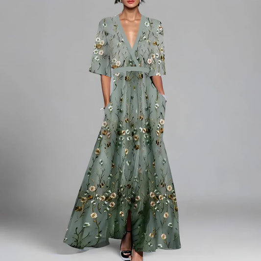 Grünes Abendkleid mit floralen Stickereien, tiefem V-Ausschnitt und kurzen Ärmeln. Elegantes Design, ideal für formelle Anlässe.