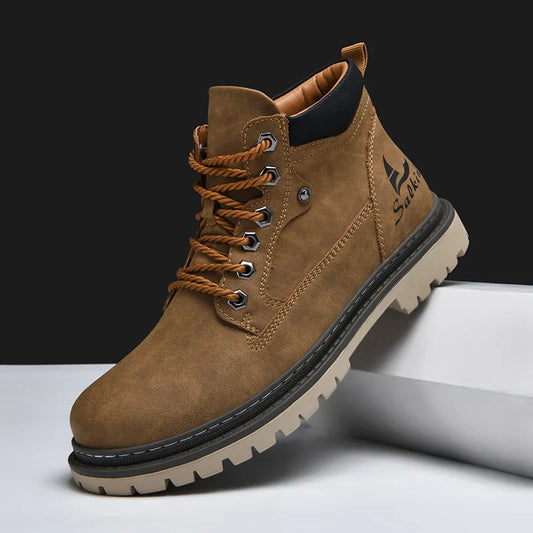 Brauner Herren-Wanderstiefel mit robustem Profil, Schnürung und Logo. Ideal für Outdoor-Aktivitäten. Hochwertige Materialien, rutschfeste Sohle.