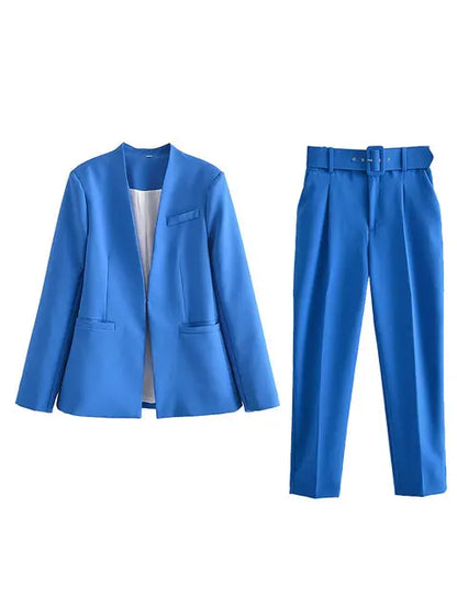 Blauer Damenanzug mit Blazer und Hose, elegantes Design, Businessmode, hochwertiger Stoff, ideal für Büro und formelle Anlässe.