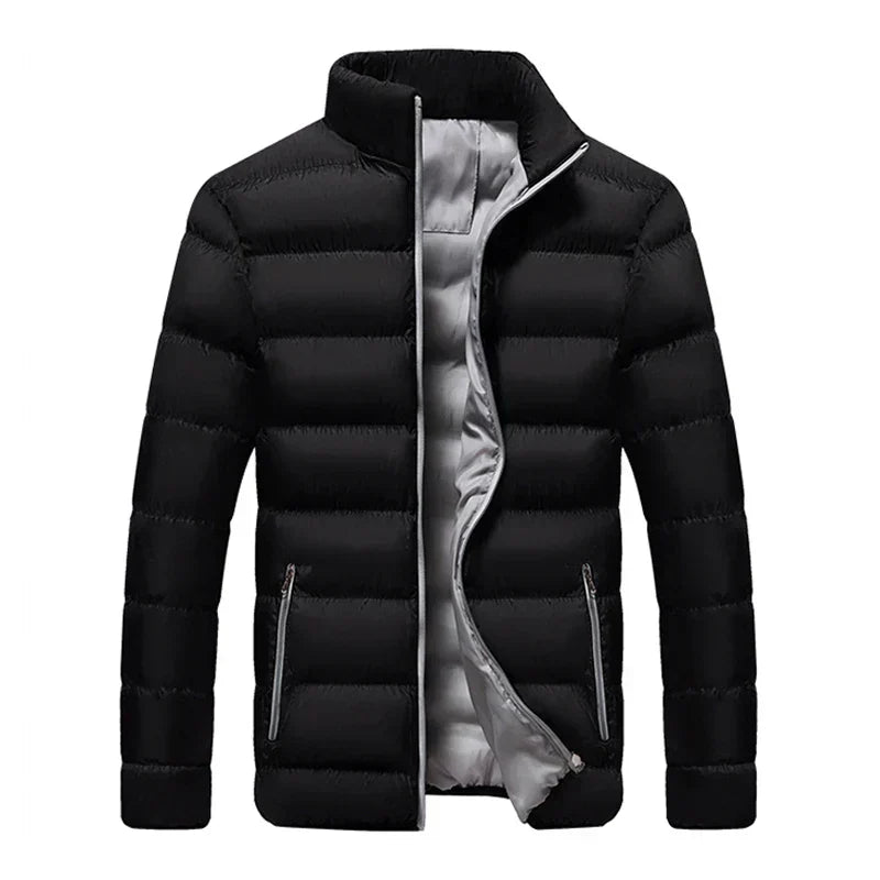 Schwarze Daunenjacke für Herren, gesteppt, mit Reißverschluss und Stehkragen. Modische Winterjacke, warm und leicht, ideal für kalte Tage.