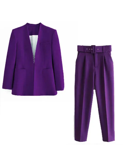 Lila Damenanzug mit Blazer und Hose, elegantes Design, modische Businesskleidung, hochwertiger Stoff, ideal für Büro und formelle Anlässe.