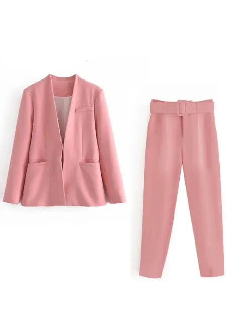 Rosa Damenanzug mit Blazer und Hose, elegantes Design, modische Businesskleidung, ideal für Büro und formelle Anlässe.